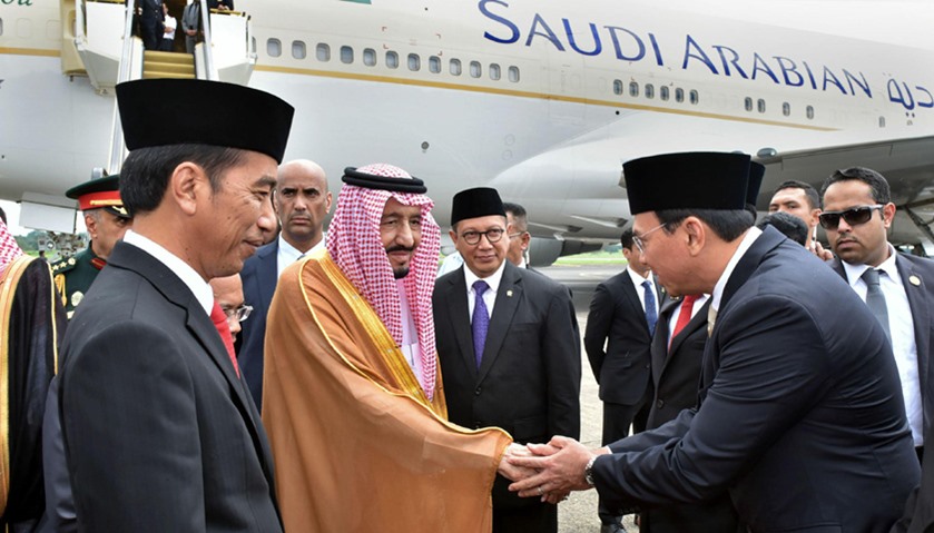 Jakarta\'s governor greeting Saudi King as Indonesia\'s President Joko Widodo (L) looks on