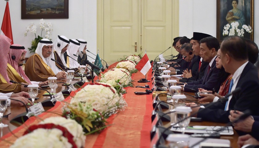 Saudi Arabia\'s King Salman bin Abdul Aziz (2nd L) attends a bilateral meeting with Indonesia\'s Presi