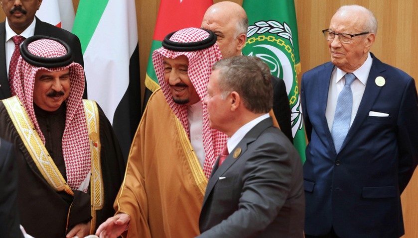 Jordan\'s King Abdullah II (2-R) speaks to Saudi King Salman (2-L) as Tunisian President (R) stands b