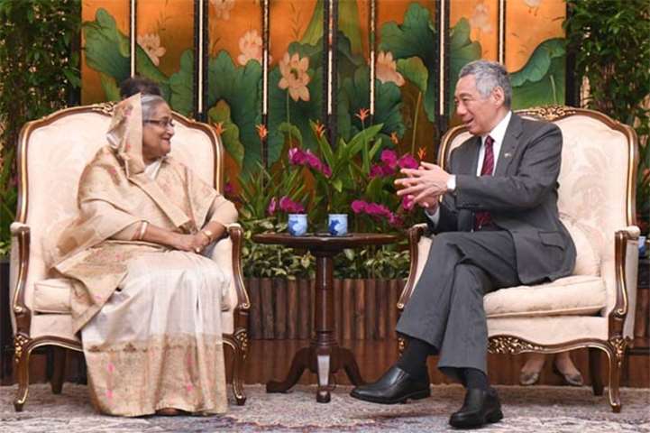 Sheikh Hasina chats with Singapore Prime Minister Lee Hsien Loong at the Istana presidential palace