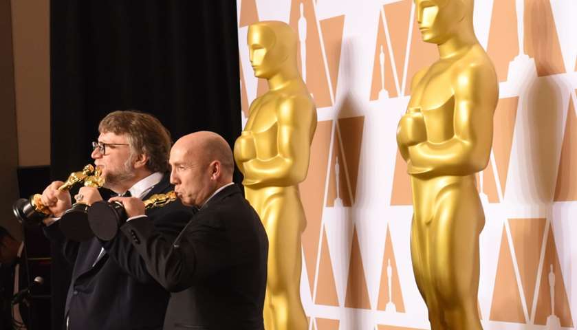 Director Guillermo del Toro (L) and producer J. Miles Dale with the Oscar for Best Film