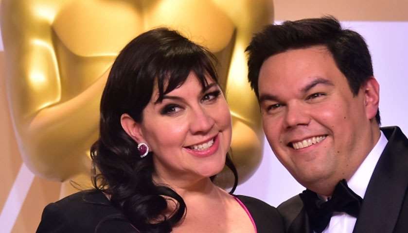 Kristen Anderson-Lopez and Robert Lopez pose with the Oscar for Original Song