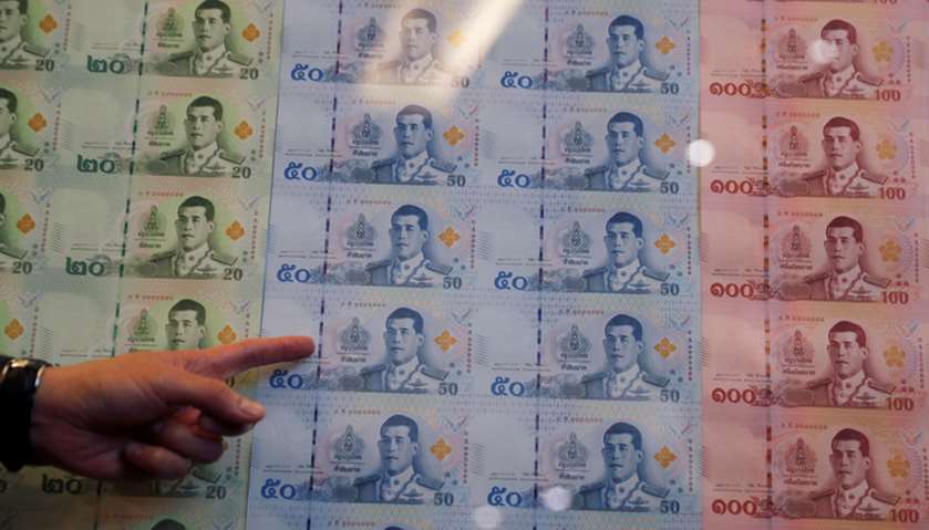 New baht bank notes featuring Thailand\'s King Maha Vajiralongkorn are unveiled during a news confere