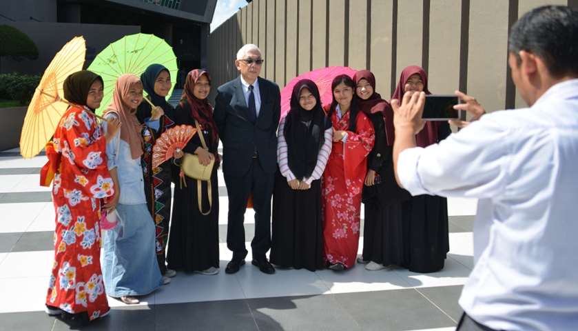 Japan\'s consulate general Takeshi Ishii (C) poses with Indonesian students