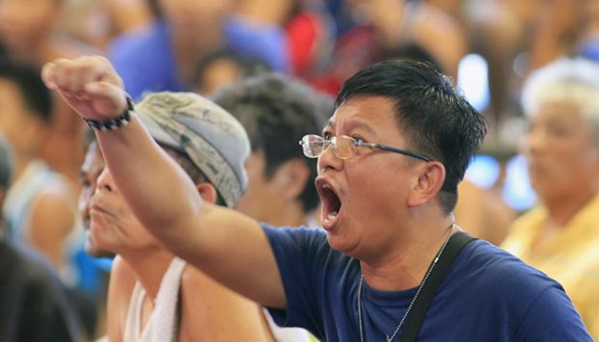 A Filipino boxing fan in Manila reacts while watching Manny Pacquiao\'s match against Timothy Bradley