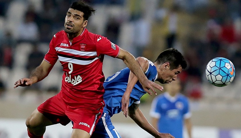 Al-Rayyan\'s (Qatar) Victor Centurion (R) fights for the ball against Persepolis\' (Iran) Mehdi Taremi