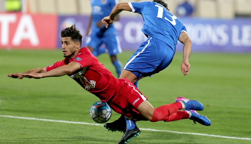 Al-Rayyan\'s Gonzalo Viera (R) vies for the ball against Persepolis\' Ali Alipour (L)
