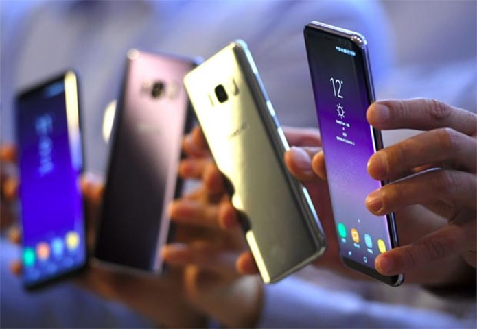 South Korean models show Samsung Galaxy S8 smartphones