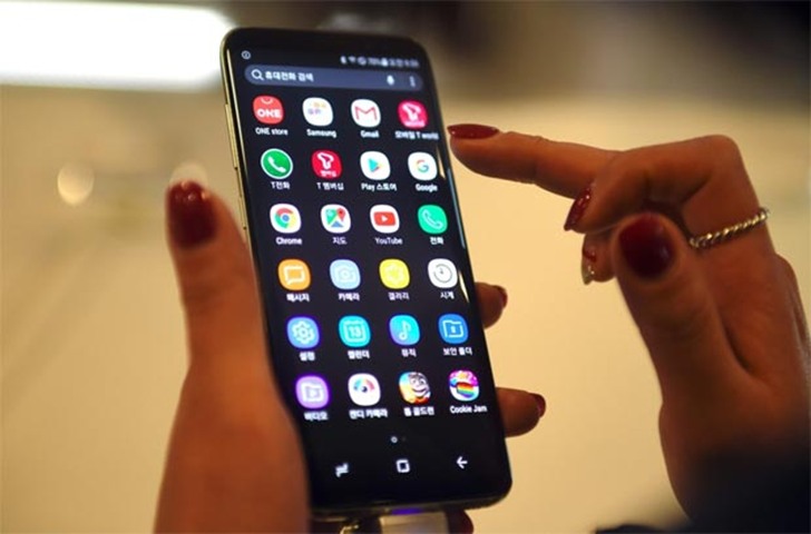 A woman tests a Samsung Galaxy S8 smartphone