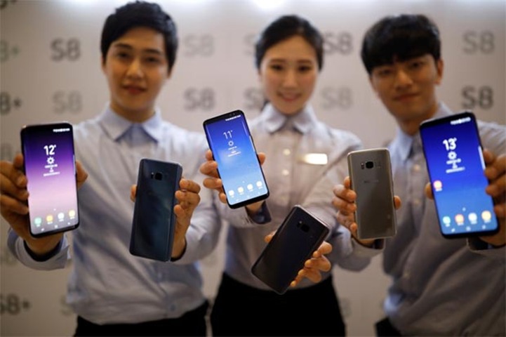 Models pose with Samsung Electronics\' Galaxy S8 smartphones during a media event
