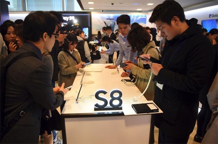 Visitors test Samsung\'s new smartphones at the domestic launch of Galaxy S8 in Seoul