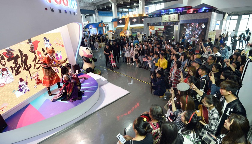 people crowded around a display as they visit the China International Cartoon and Animation Festival