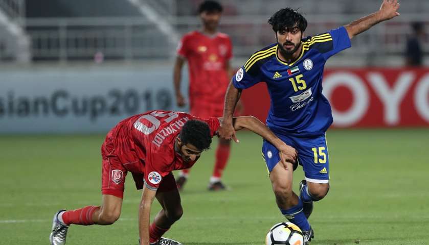 Duhail\'s midfielder Nasser Al-Yazidi vies for the ball with Al-Wahda\'s midfielder Nasir Al-Maazm