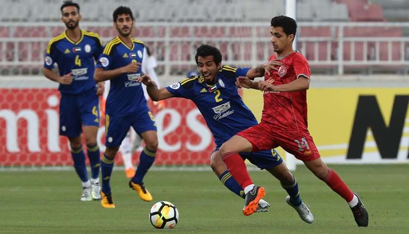 Duhail\'s forward Abdullah Abdulsalam (R) vies for the ball with Al-Wahda\'s defender Mohamed Al-Mehna