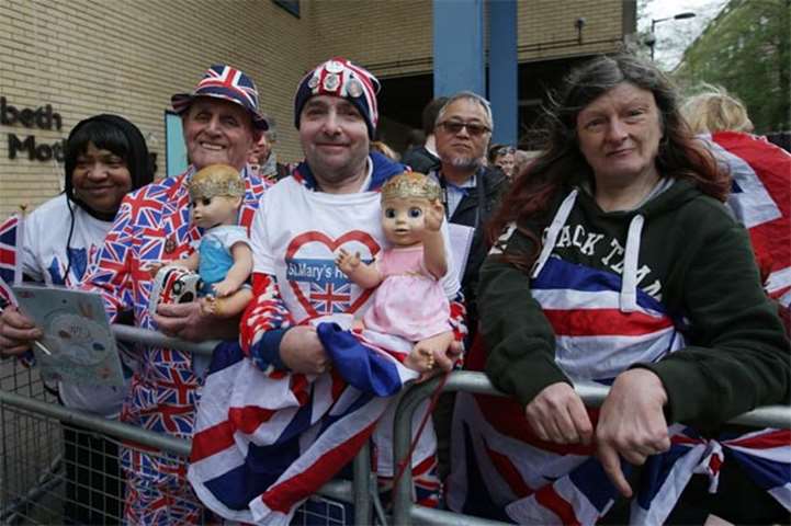 Royal fans pose outside St Mary\'s Hospital, where the Duchess of Cambridge is in labour