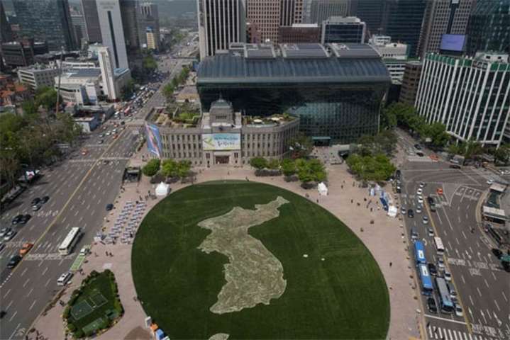 A map of the Korean peninsula is created with flowers by the Seoul city government