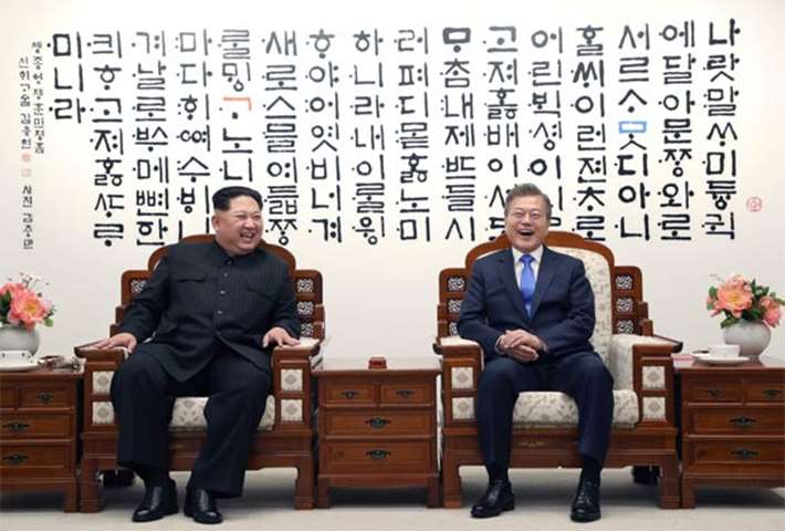 Kim Jong Un talks with Moon Jae-in before the inter-Korean summit in Panmunjom on Friday