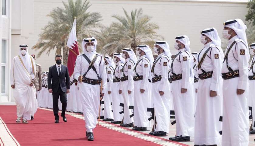Accompanied by His Highness the Amir, Ukraine president Volodymyr Zelenskyy inspects Guard of Honour