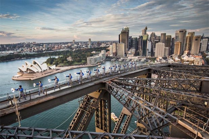The Sydney Harbour Bridge and the Australian Academy of Tai Chi and Qigong host a martial arts class