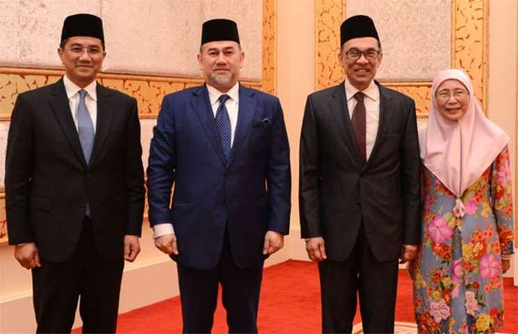 Selangor CM Mohamed Azmin Ali, King Muhammad V, Anwar Ibrahim and Wan Azizah pose for pictures