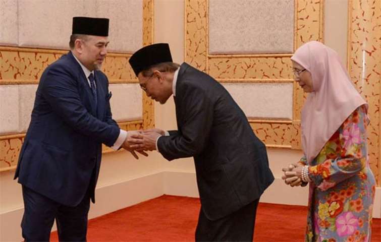 Malaysia\'s King Muhammad V shaking hands with Anwar Ibrahim in Kuala Lumpur on Wednesday