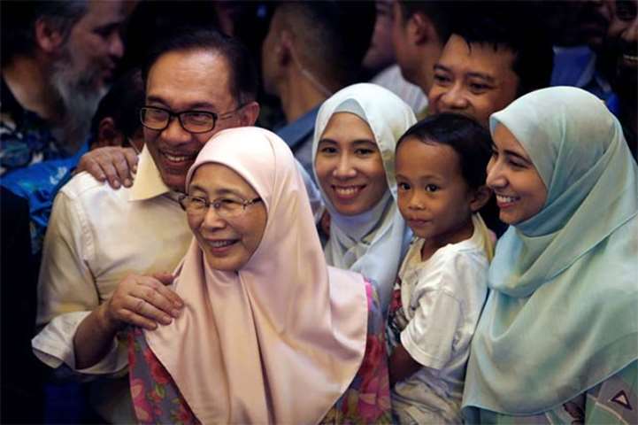 Anwar Ibrahim poses with his family during a news conference in Kuala Lumpur