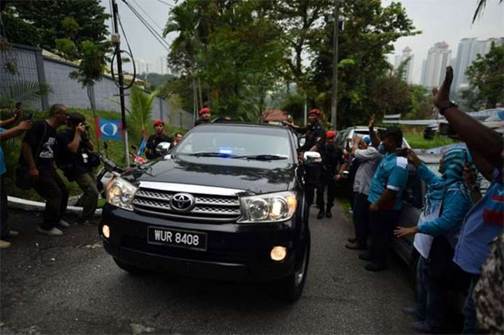 Anwar Ibrahim\'s car arrives at his house after his release from hospital on Wednesday