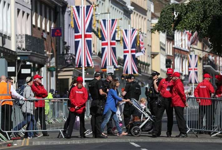 \'Royal Borough Ambassadors\' and armed police officers control public access near Windsor Castle