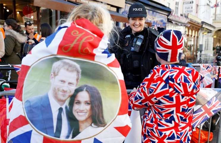 A police officer chats to fans of Britain\'s royal family in Windsor