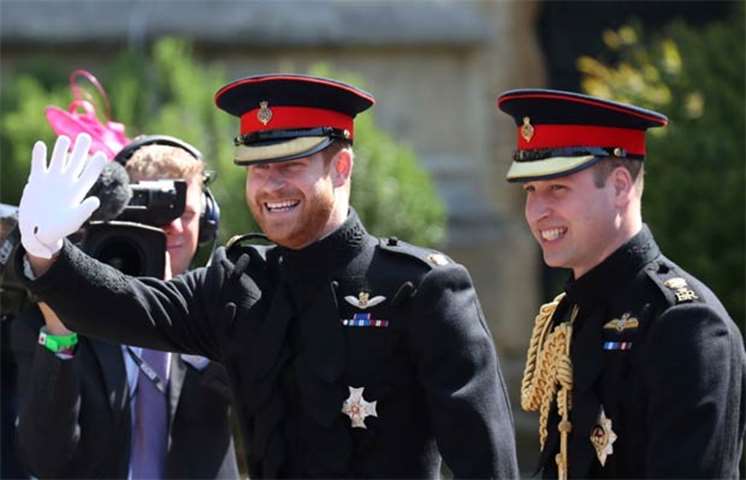 Prince Harry walks with his best man, the Duke of Cambridge, as he arrives at St George\'s Chapel
