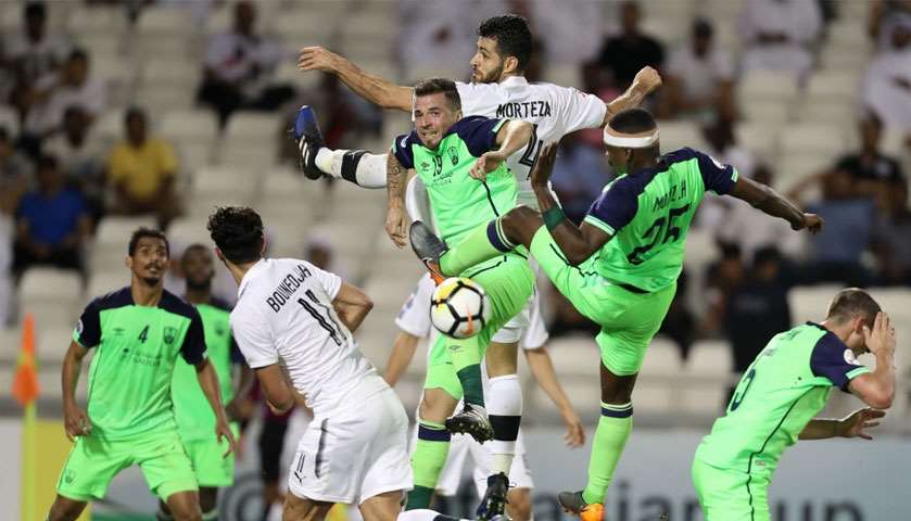 Al-Sadd\'s Morteza Pouraliganji, Baghdad Bounedjah vie for ball against Al-Ahli\'s Claudemir de Souza
