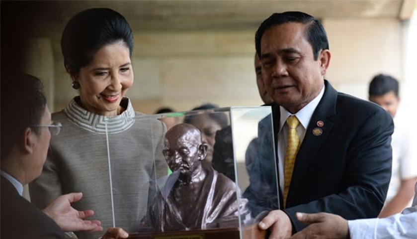 Prayut Chan-O-Cha and his wife Naraporn Chan-o-chain receive a memento at the Rajghat memorial

