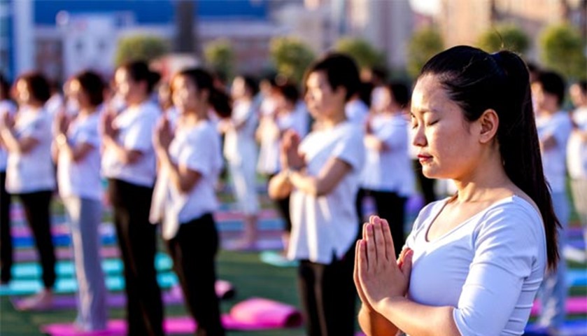 Chinese people take part in a yoga event in Hua county, central China\'s Henan province
