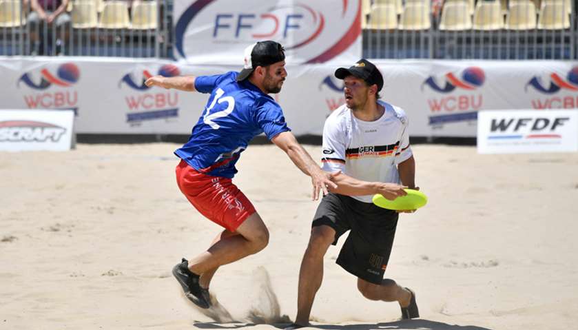 France\'s Renaud Moirier (L) vies for the frisbee during the 2017 Ultimate World Frisbee Championship