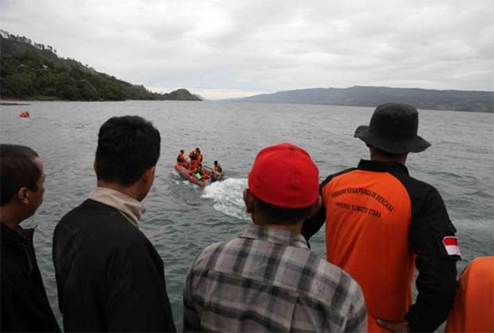 A search and rescue team heads out looking for missing passengers