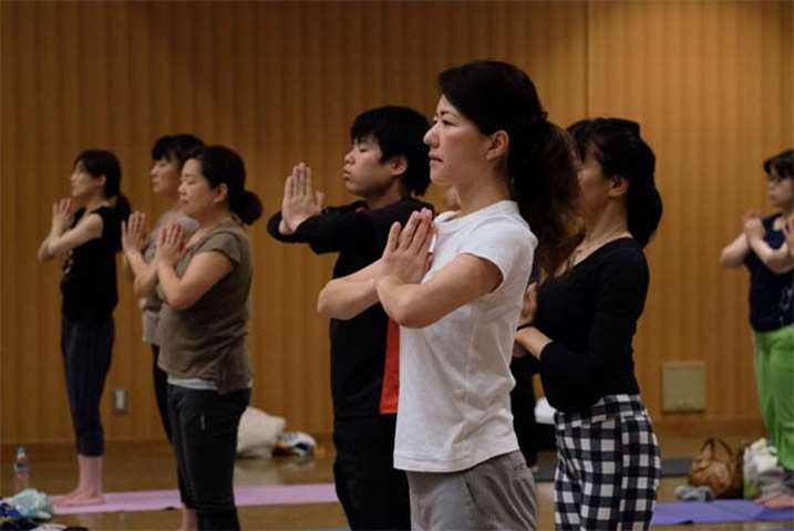 Yoga practitioners meditate during a special session at Tokyo\'s Zojoji Temple on Thursday