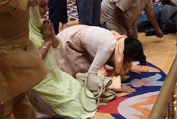 US Ambassador to the United Nations Nikki Haley prays at Sis Ganj Gurudwara