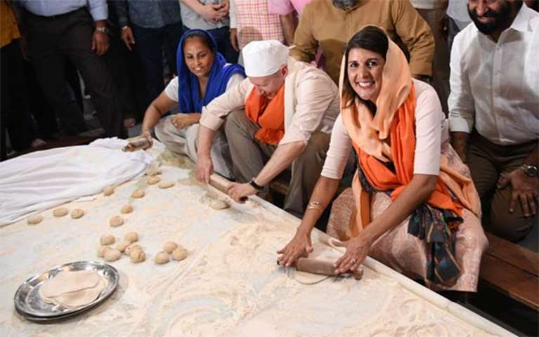 The US Ambassador to the United Nations makes Indian bread in the kitchen of the Sikh temple