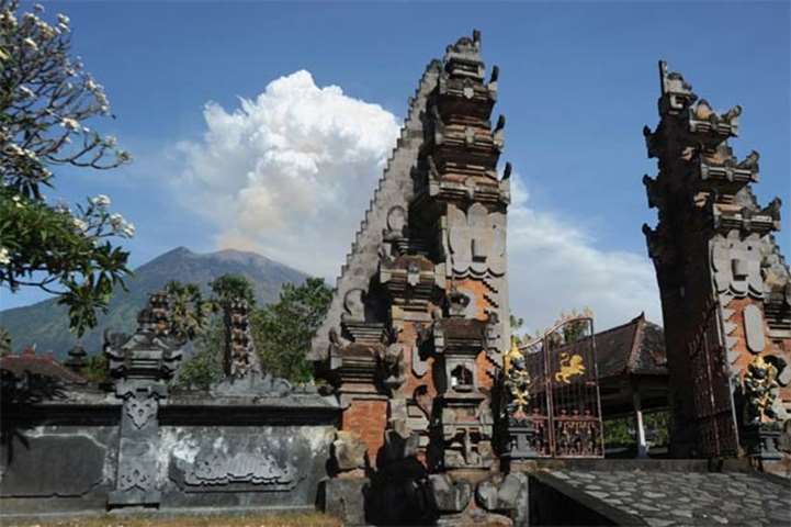 A Balinese temple is seen as Mount Agung volcano erupts at Kubu sub-district in Karangasem regency