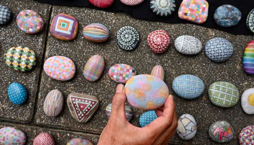 Taiwan\'s \'Uncle Stone\' turns pebbles into colourful keepsakes