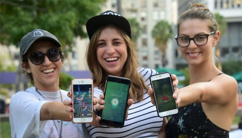 April O\'Neil, Ariana Nussdorf, Julia Voth display their phones while playing the game in Los Angeles