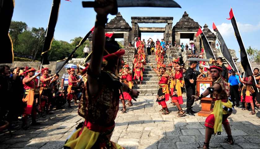 Indonesian dancers perform during a procession with the Asian Games flame in Yogyakarta