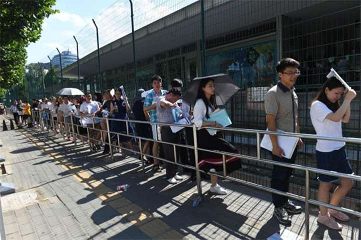 People queue up for visa applications outside the US embassy after services resumed in Beijing