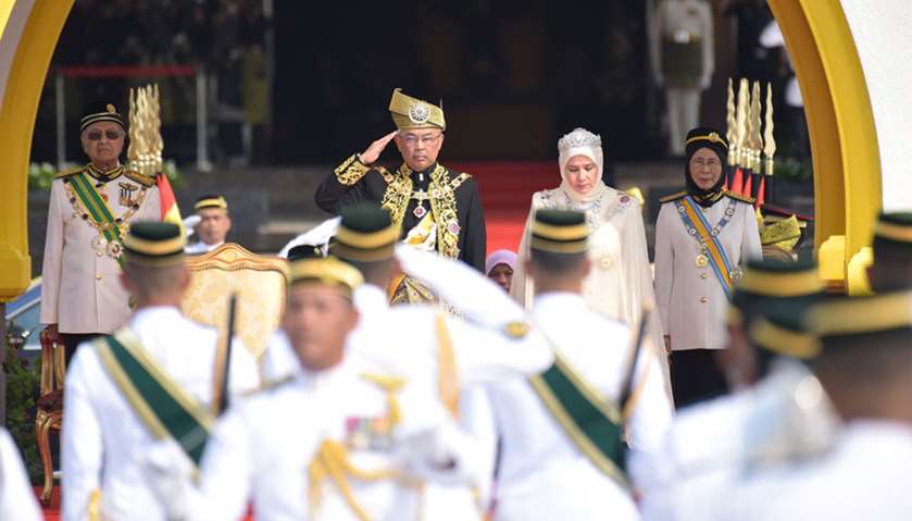 Malaysia\'s new King Al-Sultan Abdullah Ri?•ayatuddin Al-Mustafa Billah Shah inspects an honour guard