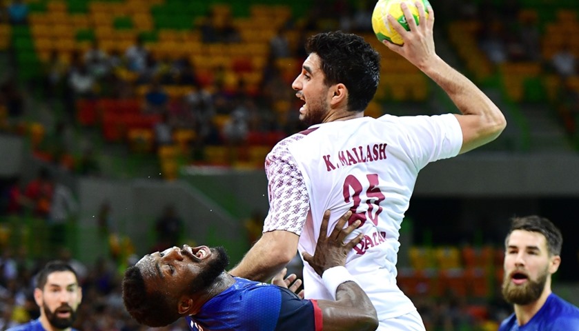 France\'s right wing Luc Abalo (L) challenges Qatar\'s left wing Kamal Aldin Mallash
