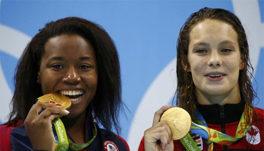 Simone Manuel (USA) and Penelope Oleksiak (Canada) pose with their medals in the 100m freestyle