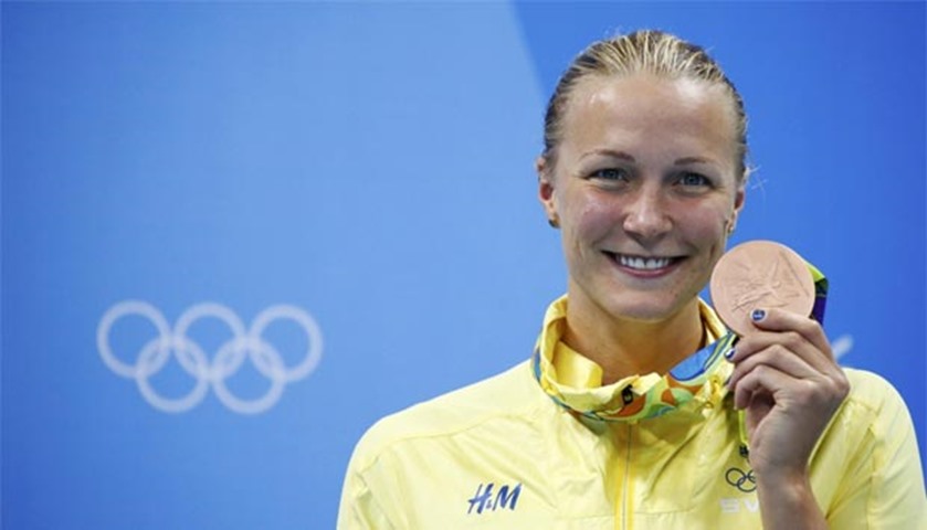 Sarah Sjostrom of Sweden shows her bronze medal in the women\'s 100m freestyle