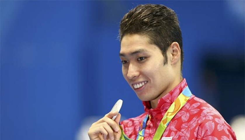Kosuke Hagino of Japan poses with his silver medal in the men\'s 200m individual medley
