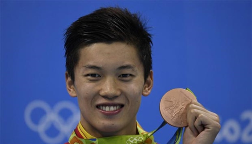 China\'s Wang Shun poses with his bronze medal in the men\'s 200m individual medley 
