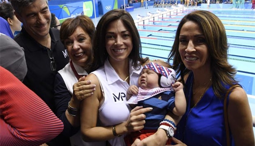 Michael Phelps\' mother Deborah (2ndL) and partner Nicole Johnson (C) pose with Phelps\' son Boomer